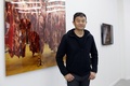 仏パリで、自身の作品の前でポーズをとる中国人アーティストの劉勃麟氏（2015年3月19日撮影）。AFP/THOMAS SAMSON
