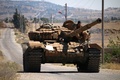 シリア南西部クネイトラ県を進む反体制派の戦車（2017年6月28日撮影）。(c)AFP/Mohamad ABAZEED
