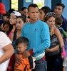 ペルー北部トゥンベスの入国管理局で行列をつくるベネズエラ人たち（2018年8月23日撮影）。(c)CRIS BOURONCLE / AFP