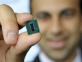 フィリピンのマニラ（Manil）で米半導体大手インテルの「Intel Atom micro-processor」を披露された、（2008年9月4日撮影）。(c)AFP/Jay DIRECTO