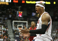 08-09NBA東カンファレンスプレーオフ1回戦、アトランタ・ホークス（%%Atlanta Hawks%%）対マイアミ・ヒート（%%Miami Heat%%）第7戦。試合はジョー・ジョンソン（%%Joe Johnson%%）が27得点を記録し、ホークスが91-78で勝利し、対戦戦績を4勝3敗として同準決勝へ進んだ。ホークスは準決勝でレブロン・ジェームズ（%%LeBron James%%）率いるクリーブランド・キャバリアーズ（%%Cleveland Cavaliers%%）と対戦する。写真はファウルの判定に不満を表すホークスのジョシュ・スミス（%%Josh Smith%%）。（2009年5月3日撮影）(c)AFP/Getty Images/Doug Benc
