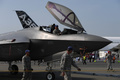 仏パリ郊外で開かれた航空ショーで、米ロッキード・マーチンの戦闘機F35を滑走路に移動させる米軍関係者ら（2017年6月21日撮影）。(c)CHRISTOPHE ARCHAMBAULT / AFP