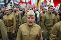 ウクライナ南部のオデッサ（Odessa）で、旧ソ連の軍服を着てシュプレヒコールを叫ぶ親ロシア派のデモ参加者（2014年4月10日撮影）。(c)AFP/ALEXEY  KRAVTSOV