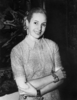 貧しい生まれながら女優を経てファーストレディーまで上り詰め、「エビータ（Evita）」の愛称で国民に親しまれた南米アルゼンチンのエバ・ペロン（Eva Peron）元大統領夫人の死から、26日で60年を迎える。

1919年に私生児として生まれたエバは、女優やラジオドラマの声優として活躍し、後に大統領となるフアン・ペロン（Juan Domingo Peron）氏と1945年に結婚、2人目の妻となった。ファーストレディーになると大きな政治的影響力を振るうようになり、社会の底辺で暮らす人々の保護に努め、貧困層から絶大な人気を得る。1952年、がんのため33歳で死去するが、遺体はその後盗まれて欧州へ持ち出され、1976年まで行方が分からなかった。現在、エビータはアルゼンチンの偉大な女性として、伝説的存在となっている。

写真は、死の前年にアルゼンチンの首都ブエノスアイレス（Buenos Aires）で撮影された「エビータ」ことエバ・ペロン元大統領夫人（1951年撮影）。(c)AFP