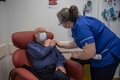 英ロンドンの病院で新型コロナウイルスワクチンの接種を受ける男性（2020年12月8日撮影）。(c)Jack Hill / POOL / AFP