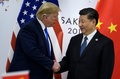 大阪で行われた20か国・地域（G20）首脳会議に出席した米国のドナルド・トランプ大統領（左）と中国の習近平国家主席（2019年6月29日撮影）。(c)Brendan Smialowski / AFP 