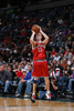 クリーブランド・キャバリアーズ戦でシュートを放つミルウォーキー・バックスのルーク・リドナー（%%Luke Ridnour%%）。（2008年11月29日撮影）(c)AFP/Getty Images/NBAE/Gary Dineen