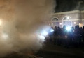 米ミズーリ（Missouri）州ファーガソン（Ferguson）で、黒人青年を射殺した白人警官について不起訴とする判断が下されたことに抗議するデモ隊に対し催涙ガスを使用する警察（2014年11月24日撮影）。(c)AFP/Getty Images/Justin Sullivan