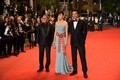 南仏カンヌ（Cannes）で開催中の第66回カンヌ国際映画祭（Cannes Film Festival）で20日、コンペティション部門に出品されている三池崇史（Takashi Miike）監督作『藁の楯』の公式上映が行われ、監督とともに主演の大沢たかお（Takao Osawa）、共演者の松嶋菜々子（Nanako Matsushima）がレッドカーペットを歩いた。この日は、公式上映に先立ち、記者会見とフォトコールも行われた。

写真は、レッドカーペットに登場した（左から）三池監督、松嶋、大沢（2013年5月20日撮影）。(c)AFP/ALBERTO PIZZOLI