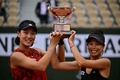 全仏オープンテニス、女子ダブルス決勝。トロフィーを手にポーズをとる謝淑薇（右）/王欣瑜組（2023年6月11日撮影）。(c)JULIEN DE ROSA / AFP