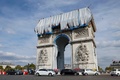 仏パリの凱旋門を布で包む故クリスト氏のプロジェクトで、門上部から下ろされる布（2021年9月12日撮影）。(c)Thomas SAMSON / AFP