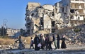シリア・アレッポのバブ・ハディド地区で、政府軍が制圧した後に避難する住民たち（2016年12月7日撮影）。(c)AFP/GEORGE OURFALIAN