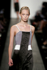 2007年9月7日、ニューヨーク市内で発表されたマックス・アズリア（Max Azria）の08年春夏コレクションに登場したモデルのターニャ・ディアヒリヴァ（Tanya Dziahileva）。(c)AFP/Getty Images Fernanda Calfat