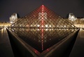 パリ（Paris）のルーブル（Louvre）美術館にあるガラスのピラミッドに設置された、赤いネオンライトを使ったクロード・レベック（Claude Leveque）氏による作品（2014年4月2日撮影）。(c)AFP/FRANCOIS GUILLOT