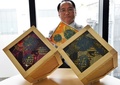 アジサイの花をデザインした太陽電池の試作品を手にする、東京大学（University of Tokyo）先端科学技術研究センター（Research Center for Advanced Science and Technology、RCAST）の瀬川浩司（Hiroshi Segawa）教授（2014年7月24日）。(c)AFP/Yoshikazu TSUNO