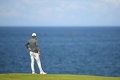 男子ゴルフ米国ツアーメジャー第4戦、第148回全英オープン3日目。5番グリーンから海を見つめるジョーダン・スピース（2019年7月20日撮影）。(c)Glyn KIRK / AFP