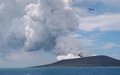 トンガの首都ヌクアロファ（Nuku&apos;alofa）の約65キロ北西で、火山から立ち上る蒸気とガス（2015年1月17日撮影）。(c)AFP/Matangi Tonga/Mary Lyn Fonua