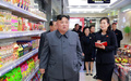 デパートを視察する金正恩朝鮮労働党委員長。朝鮮中央通信配信（2019年4月8日配信、撮影日不明）。(c)AFP PHOTO/KCNA VIA KNS
