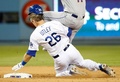 15MLBプレーオフ、ナ・リーグ地区シリーズ（5回戦制）、ロサンゼルス・ドジャース対ニューヨーク・メッツ。ニューヨーク・メッツのルーベン・テハダにスライディングを仕掛けたロサンゼルス・ドジャースのチェイス・アトリー（2015年10月10日撮影）。(c)AFP/Getty Images/Sean M. Haffey