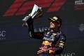 23F1第13戦ベルギーGP決勝。トロフィーを掲げて優勝を喜ぶレッドブルのマックス・フェルスタッペン（2023年7月30日撮影）。(c)JOHN THYS/ AFP