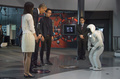 都内の日本科学未来館（Miraikan）で本田技研工業（ホンダ、Honda Motor）の二足歩行ロボット「ASIMO（アシモ）」にあいさつするバラク・オバマ（Barack Obama）米大統領（2014年4月24日撮影）。(c)AFP/Jim WATSON