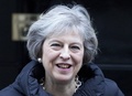 英首相官邸を出るテリーザ・メイ英首相（2017年1月18日撮影、資料写真）。(c)AFP/Isabel INFANTES