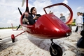 オランダ中部アーメルスフォールト（Amersfoort）郊外でテスト飛行を行った空陸両用車PAL-V（Personal Air and Land Vehicle）に乗り込むカミール・ユーリングス（Camiel Eurlings）運輸相（左から2人目、2009年4月27日撮影、資料写真）。(c)AFP/ANP/Marcel ANTONISSE