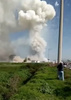 メキシコ中部トゥルテペックで、花火工場の倉庫の2度目の爆発をとらえたテレビ画像の一部（2018年7月5日公開）。(c)AFP PHOTO / NOE MONTES DE OCA