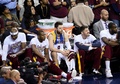 14-15NBAファイナル、クリーブランド・キャバリアーズ対ゴールデンステイト・ウォリアーズ。ベンチで戦況を見守るクリーブランド・キャバリアーズのマシュー・デラベドバ（2015年6月16日撮影）。(c)AFP/Getty Images/Jason Miller