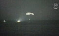 パラシュートを開いて米フロリダ州パナマシティー沖に着水する宇宙開発企業スペースXの有人宇宙船クルードラゴン。米航空宇宙局（NASA）の中継映像より（2021年5月2日撮影）。(c)AFP PHOTO / NASA