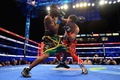 ボクシング、WBA世界フェザー級王座統一戦12回戦。対戦するニコラス・ウォータース（Nicholas Walters、左）とノニト・ドネア（Nonito Donaire、2014年10月18日撮影）。(c)AFP/Getty Images/Jonathan Moore