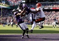 21NFL第7週、ボルティモア・レイヴンズ対シンシナティ・ベンガルズ。インターセプトに成功するボルティモア・レイヴンズのマーロン・ハンフリー（中央、2021年10月24日撮影）。(c)Patrick Smith/Getty Images/AFP