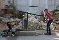 シリアの首都ダマスカス郊外の反体制派支配地区で、井戸の水を飲む子ども（2016年9月13日撮影）。(c)AFP/AMER ALMOHIBANY