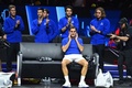 男子テニスの欧州チームとワールドチームの対抗戦、レーバー・カップ初日。現役最後の試合を終え、拍手を受ける欧州チームのロジャー・フェデラー（中央、2022年9月24日撮影）。(c)Glyn KIRK / AFP