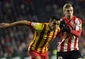 13-14スペイン1部リーグ第15節、アスレティック・ビルバオ（Athletic Bilbao）対FCバルセロナ（FC Barcelona）。ボールを競るアスレティック・ビルバオのイケル・ムニアイン（Iker Muniain、右）とFCバルセロナのアレクシス・サンチェス（Alexis Sanchez、2013年12月1日撮影）。(c)AFP/RAFA RIVAS