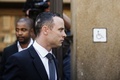 南アフリカの首都プレトリア（Pretoria）の裁判所を去るオスカー・ピストリウス（Oscar Pistorius）被告（2014年5月14日撮影）。(c)AFP/GIANLUIGI GUERCIA