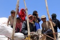 シリア北部ラッカから、市の北西にある都市ジャラブルス近郊の村に逃げてきたシリア人（2017年6月7日撮影）。(c)AFP/Zein Al RIFAI