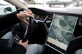 走行中のテスラ車。ノルウェー南東部ジェスハイムで（2023年1月17日撮影、資料写真）。(c)Petter BERNTSEN / AFP
