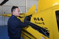 ヘリコプターを整備する姜路軍さん（2019年4月1日撮影）。(c)CNS/王剛