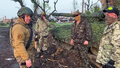 ウクライナ・バフムートでロシア民間軍事会社ワグネルの戦闘員と話す、同創設者のエフゲニー・プリゴジン氏。同氏の別会社コンコルドがテレグラムに投稿した動画より（2023年5月25日公開）。(c)AFP PHOTO / Telegram channel of Concord group 
