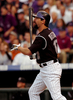 初回に犠牲フライを放ち打球を見守るロッキーズのトッド・ヘルトン（%%Todd Helton%%）。(c)AFP/Getty Images Steve Dykes