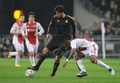 サッカー欧州チャンピオンズリーグ2011-12（UEFA Champions League 2011-12）は7日、グループリーグ第6節の試合が各地で行われ、レアル・マドリード（Real Madrid）は3-0でアヤックス（Ajax）に快勝し、グループリーグ全勝で決勝トーナメント進出を果たした。

アヤックスのエヨング・タルカング・エノー（Eyong Tarkang Enoh）をかわすレアル・マドリードのカカ（Kaka、2011年12月7日撮影）。(c)AFP/JOHN THYS
&lt;a href=&quot;http://www.afpbb.com/article/sports/soccer/champion-league/2844527/8175933&quot;&gt;&lt;b&gt;＜記事本文へ戻る＞&lt;/b&gt;&lt;/a&gt;