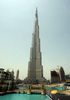 アラブ首長国連邦（UAE）のドバイ（Dubai）で11日、完成時には高さ900メートルで世界一高い建造物となる「ブルジュ・ドバイ（Burj Dubai）」を、同国副大統領兼首相兼国防相でドバイ首長のムハンマド・ビン・ラシド・マクトム（Mohammad bin Rashed al-Maktoum）氏が視察した。写真は、遠方から見たブルジュ・ドバイ（2009年4月11日撮影）。(c)AFP/KARIM SAHIB