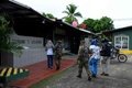 パナマ国境警察に身柄を拘束された、不法移民支援グループのメンバー（2024年8月7日撮影）。(c)ARNULFO FRANCO / AFP