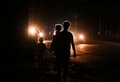 全国規模の停電が起きているキューバの首都ハバナで、暗い通りを歩く人々（2024年10月20日撮影）。(c)YAMIL LAGE / AFP