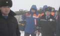 カザフスタン南部の商都アルマトイ（Almaty）から約30キロ離れた民間航空会社SCAT機墜落事故現場に到着した内務省職員と医療関係者ら（2013年1月29日撮影）。(c)AFP/ANATOLY USTINENKO