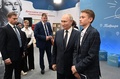 ロシア・モスクワ州ソルネチノゴルスクで行われた「重要な対話」の後、児童・生徒と交流するウラジーミル・プーチン大統領（右から2人目、2023年9月1日撮影）。(c)Ekaterina Chesnokova / POOL / AFP