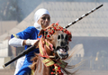 モロッコの首都ラバト（Rabat）で、伝統の騎馬戦術を再現する祭り「ファンタジア（Fantasia）」が開催された。写真は馬に乗る女性の参加者（2009年7月9日撮影）。(c)AFP/FADEL