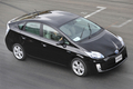 【4月3日 AFP】トヨタ自動車（%%Toyota Motor%%）は3日、静岡県駿東郡小山町の富士スピードウェイ（%%Fuji Speedway%%）で行ったハイブリッド車「プリウス」新型版の試作車走行を、報道陣に公開した。

　また、大量生産車としては世界最高燃費となるガソリン１リットル当たり38キロの走行距離を、新型「プリウス」が達成したと発表した。

　トヨタは、1.8リットルエンジンと出力を増強したモーターを搭載した新型「プリウス」を、第3世代ハイブリッド車と位置づけている。新型「プリウス」の店頭発売は5月の予定。

　写真は、報道陣が試乗するトヨタのハイブリッド車「プリウス」の新型試作車（2009年4月3日撮影）。(c)AFP/Toru YAMANAKA