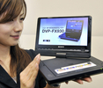 都内・ソニー本社で撮影された、新型のポータブルDVDプレーヤー「DVP-FX930」（2009年6月16日撮影）。(c)AFP/Yoshikazu TSUNO